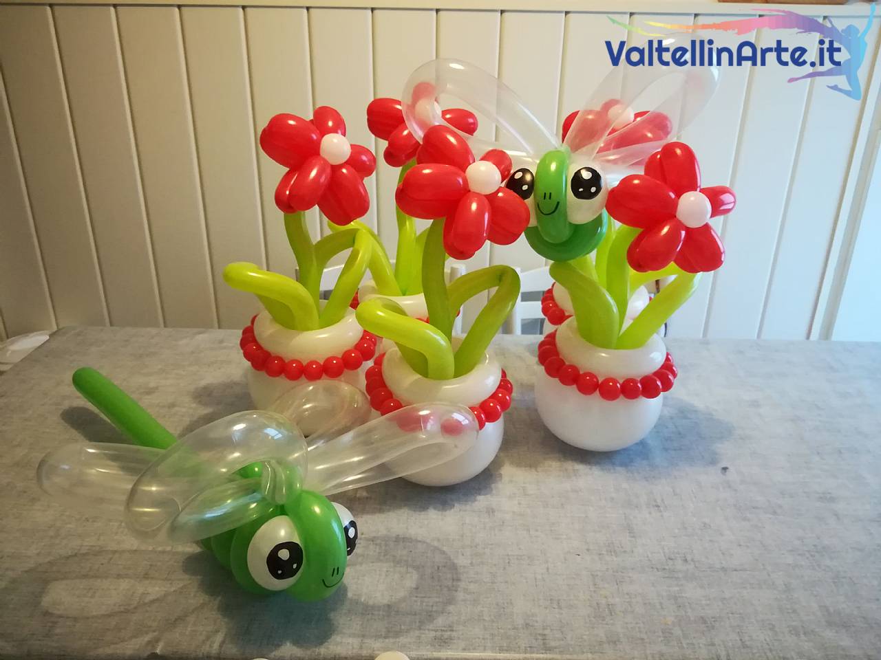 Vasi di fiori con Libellule